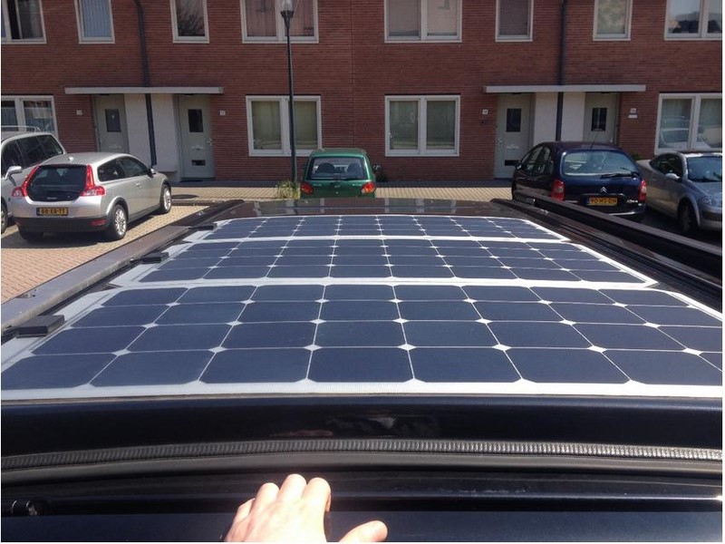 une installation solaire sur un mini van