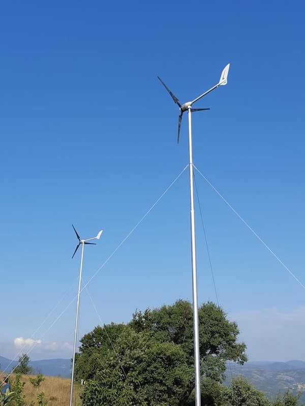 2 éoliennes en fonction sur un site isolé