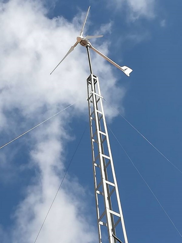 éolienne i-2000 sur un mat treillis