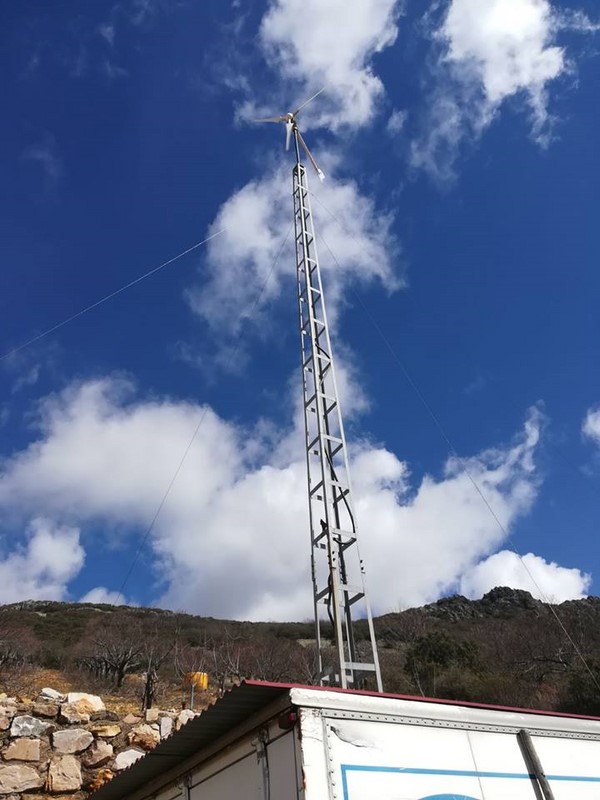 vue de l'éolien sur le mat treillis