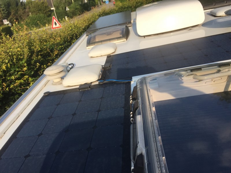 2 panneaux solaires flexibles sur la caravane