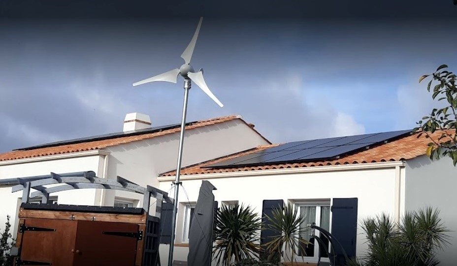 Installation client d'un kit éolienne Vector avec son mât pour autoconsommation en réduction de facture