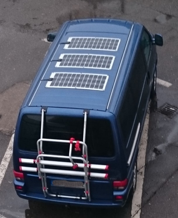 3 panneaux solaire flexibles sur le van