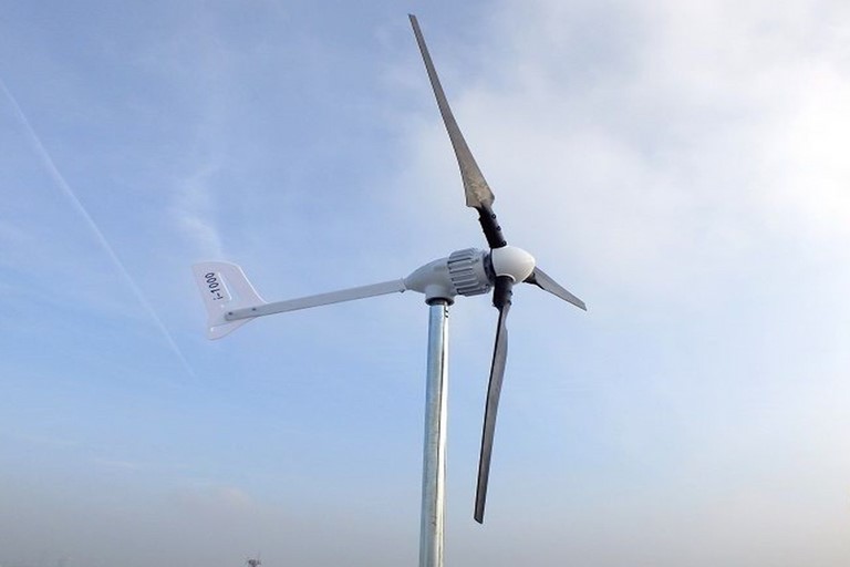 Eolienne 1kw triphasé - Installation opérationnelle d'éolienne 1000W chez un utilisateur