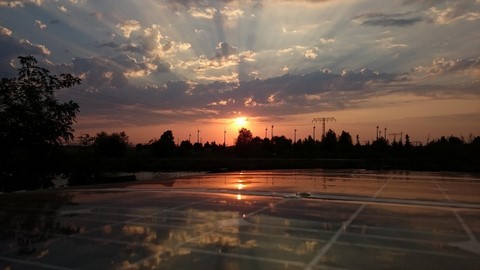 coucher de solaire sur panneau solaire flexible