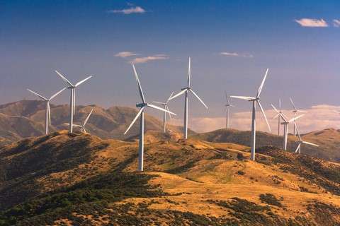 Coucher de soleil sur éoliennes