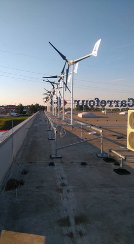 finalisation de l'installation du parc éolien sur le magasin Carrefour