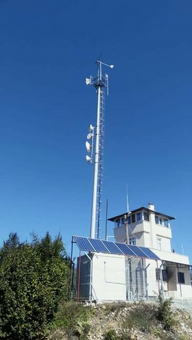 Une éolienne en fonctionnement sur un relais télécom