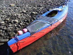 panneau solaire pliable sur canoe